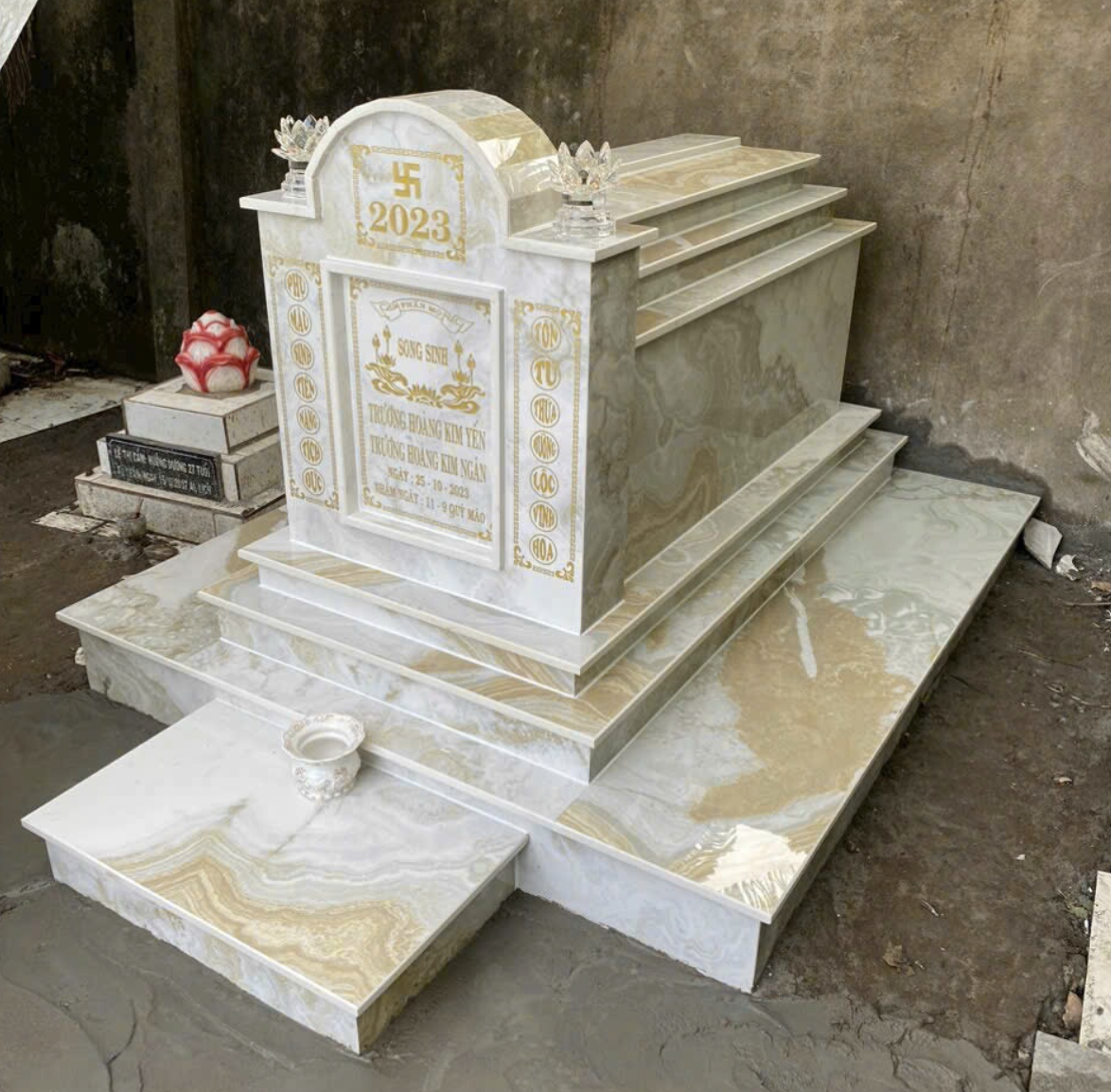 Đá mộ – bàn thờ